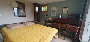2 habitaciones, escritorio, tabla de planchar con plancha y wifi gratis