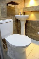 Ducha, toallas, jabón, shampoo