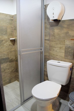 Quarto triplo família | Banheiro | Chuveiro, toalhas de banho, sabonete, shampoo