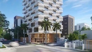 Ein modernes Hochhaus mit einer einzigartigen, geometrischen Fassade, inklusive Balkonen und einem Eingangsbereich im Erdgeschoss.