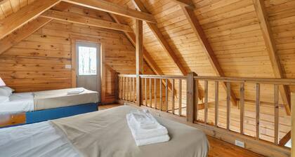 Cozy 3 Bed Log Cabin at Jamestown Marina, Tucked Away in a Wooded Area #301