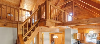 Cozy 3 Bed Log Cabin at Jamestown Marina, Tucked Away in a Wooded Area #301