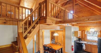 Cozy 3 Bed Log Cabin at Jamestown Marina, Tucked Away in a Wooded Area #301