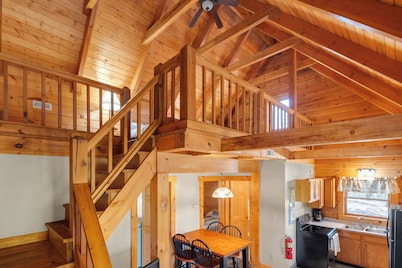 Cozy 3 Bed Log Cabin at Jamestown Marina, Tucked Away in a Wooded Area #301