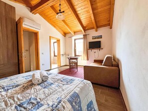 1 bedroom, desk, iron/ironing board, WiFi