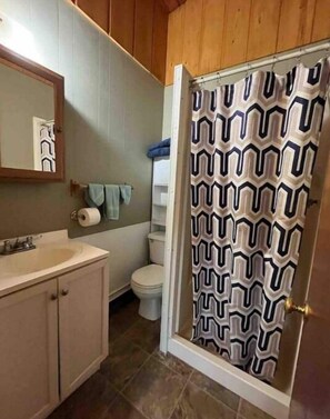 Regadera, secadora de cabello, toallas, jabón