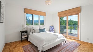 5 slaapkamers, een bureau, een strijkplank/strijkijzer, reisbedje