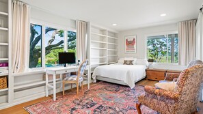 5 室のベッドルーム、デスク、アイロン / アイロン台、旅行用ベビーベッド