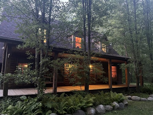 Secluded family-friendly lake house in the woods 