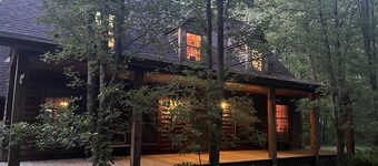 Secluded family-friendly lake house in the woods 