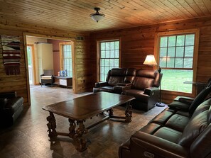 Table de baby-foot, livres, bureau, écran d’ordinateur