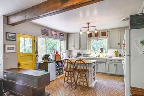 Geladeira, micro-ondas, cooktop, cafeteira/chaleira