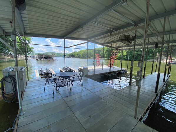 Outdoor dining - Lakefront House quiet cove, w/dock, close to Captain Ron's & The Cave. (Camdenton)