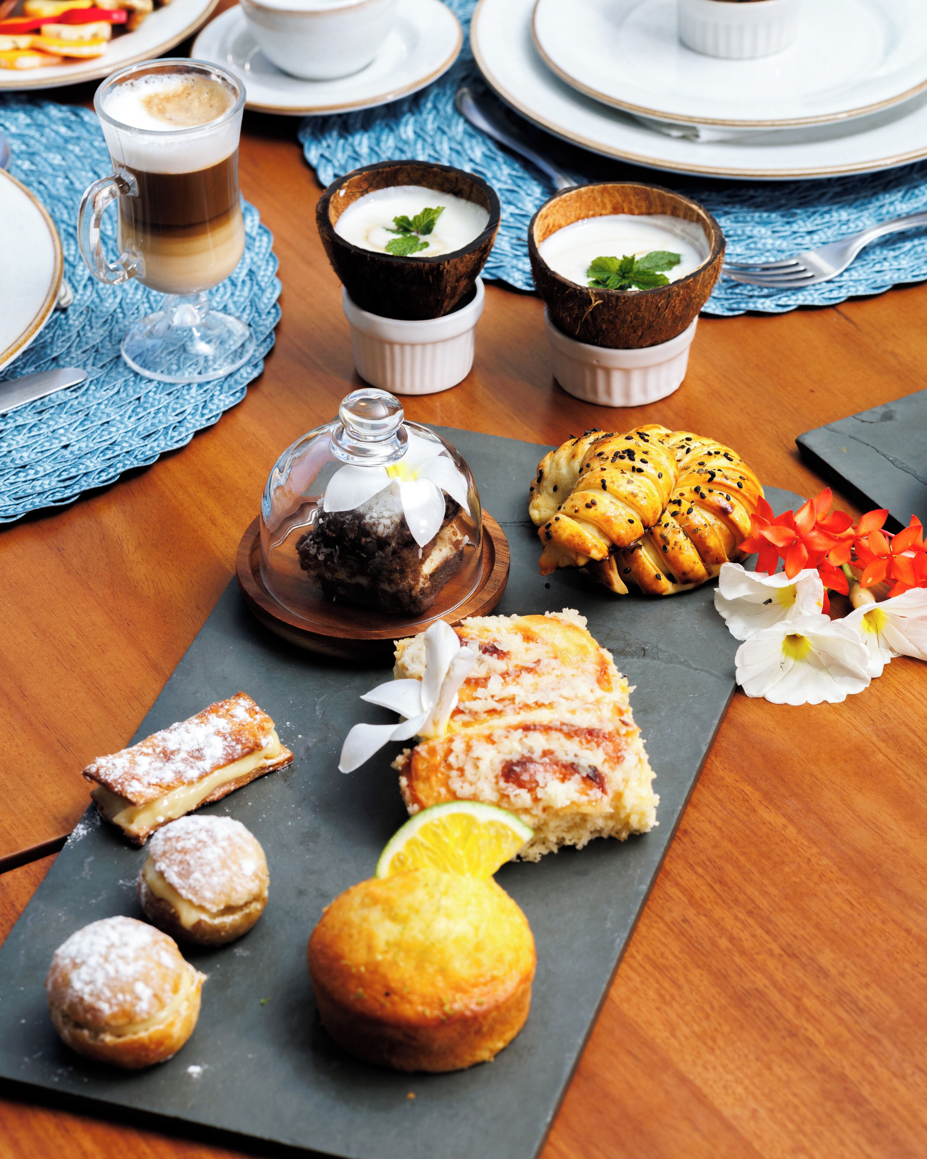 Diversas opciones de postres y bebidas sobre una mesa de madera.