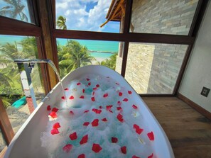 Luksus-dobbeltrom, sjøutsikt | Safe på rommet, individuelt dekorert og individuelt innredet