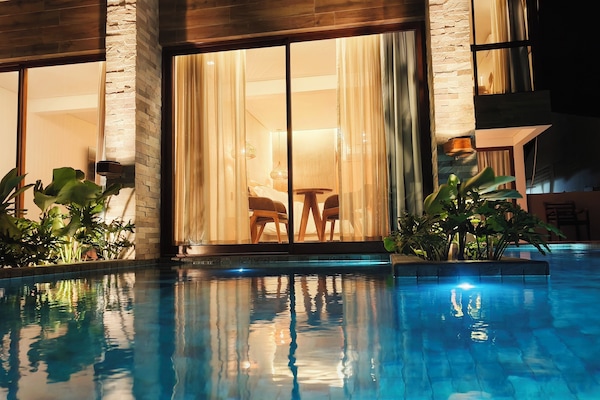 Premier tweepersoonskamer, uitzicht op zee | Een kluis op de kamer, individueel gedecoreerd, individueel gemeubileerd