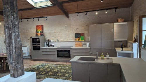 Executive gîte, three ensuite bedrooms, sleeps 8, 330 m2, air-conditioned