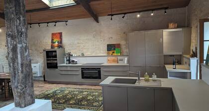 Executive gîte, three ensuite bedrooms, sleeps 8, 330 m2, air-conditioned