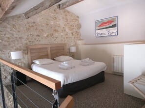 1 bedroom, free WiFi, bed sheets - Intimate self-catered cottage loft ideal for work or getaway. With shared pool. (SOYAUX)