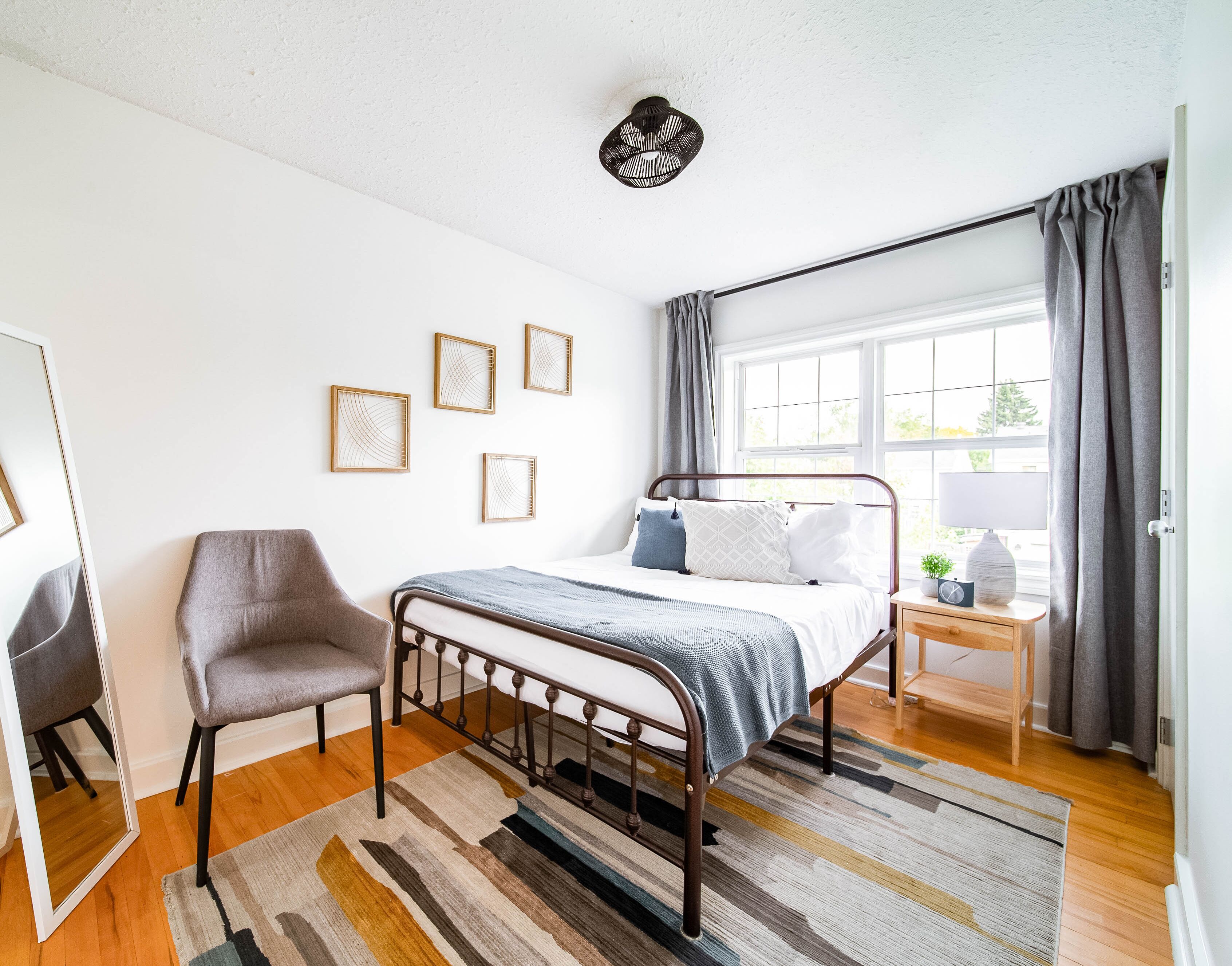 5 bedrooms, desk, iron/ironing board, travel crib