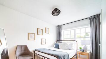 5 bedrooms, desk, iron/ironing board, travel crib