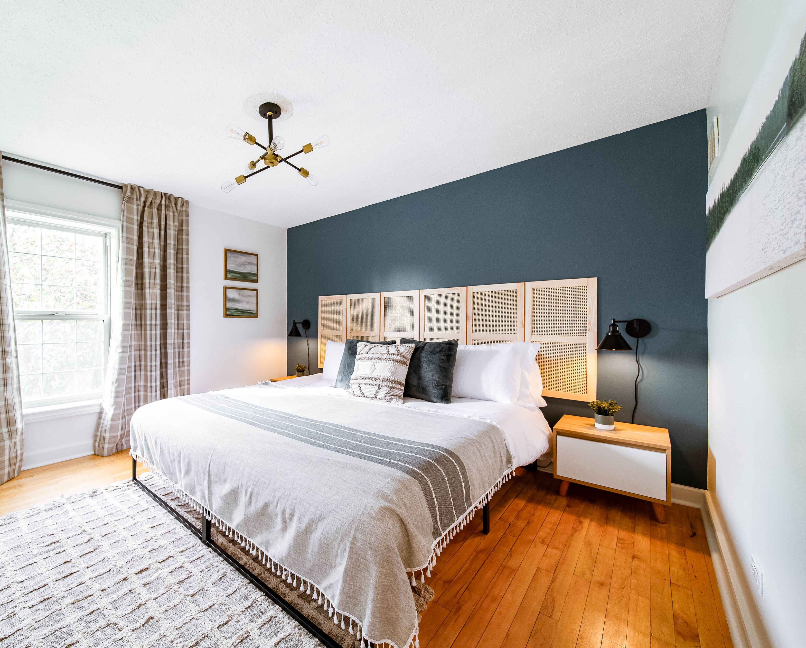 5 bedrooms, desk, iron/ironing board, travel crib