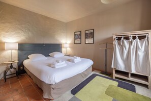 2 bedrooms - One-level gîte, enclosed terrace, communal pool, small families (SOYAUX)