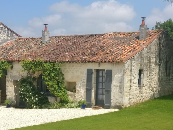 Exterior - One-level gîte, enclosed terrace, communal pool, small families (SOYAUX)