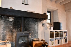 Interior - One-level gîte, enclosed terrace, communal pool, small families (SOYAUX)