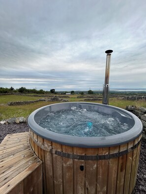 Outdoor spa tub - Cosy cottage enjoying a secluded spot with stunning views (Penygroes)