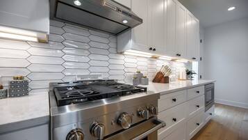 冰箱、微波炉、烤箱、炉灶