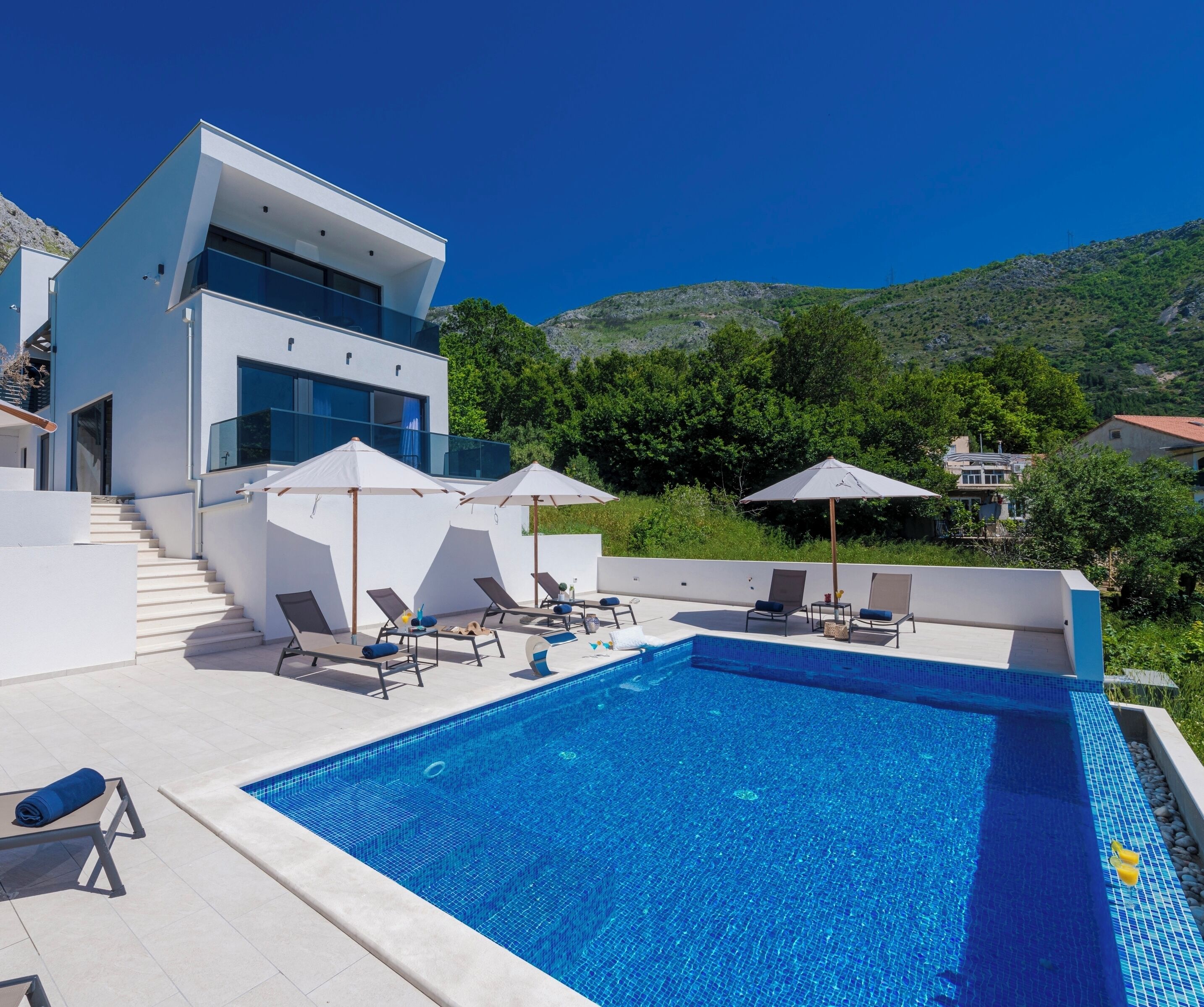 Una piscina al aire libre, una piscina climatizada