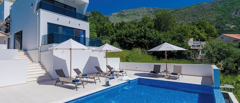 Una piscina al aire libre, una piscina climatizada