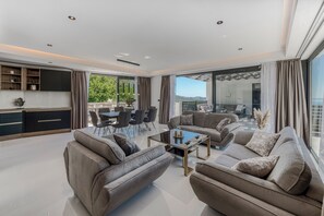 Smart TV - Exclusive Villa Belenum with breakfast, gym, sauna, sea views (Plat)