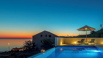 Una piscina al aire libre, una piscina climatizada