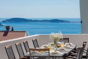Outdoor dining - Exclusive Villa Belenum with breakfast, gym, sauna, sea views (Plat)