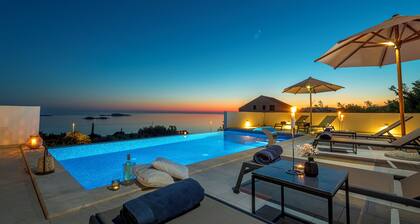 Exclusive Villa Belenum with breakfast, gym, sauna, sea views