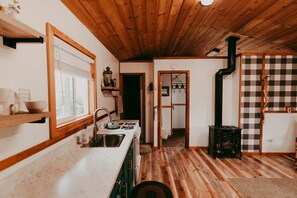 Geladeira, micro-ondas, fogão, cooktop