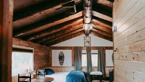 Une pièce confortable avec un lit, un bureau et une chaise.
