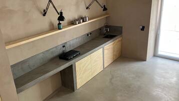 Réfrigérateur, plaque de cuisson, cafetiÚre/bouilloire