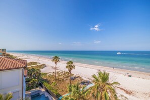 Una spiaggia nelle vicinanze