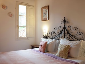 Deluxe Double Room | Hypo-allergenic bedding, in-room safe, desk, laptop workspace - Borgia di Firenze (Firenze)