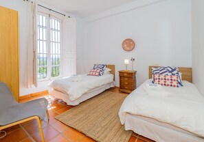 4 bedrooms, iron/ironing board, free WiFi, bed sheets