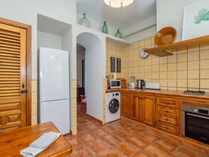 Kylskåp, mikrovågsugn, ugn och diskmaskin