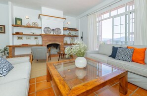 TV, fireplace