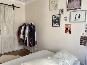 2 habitaciones, tabla de planchar con plancha, wifi y ropa de cama 