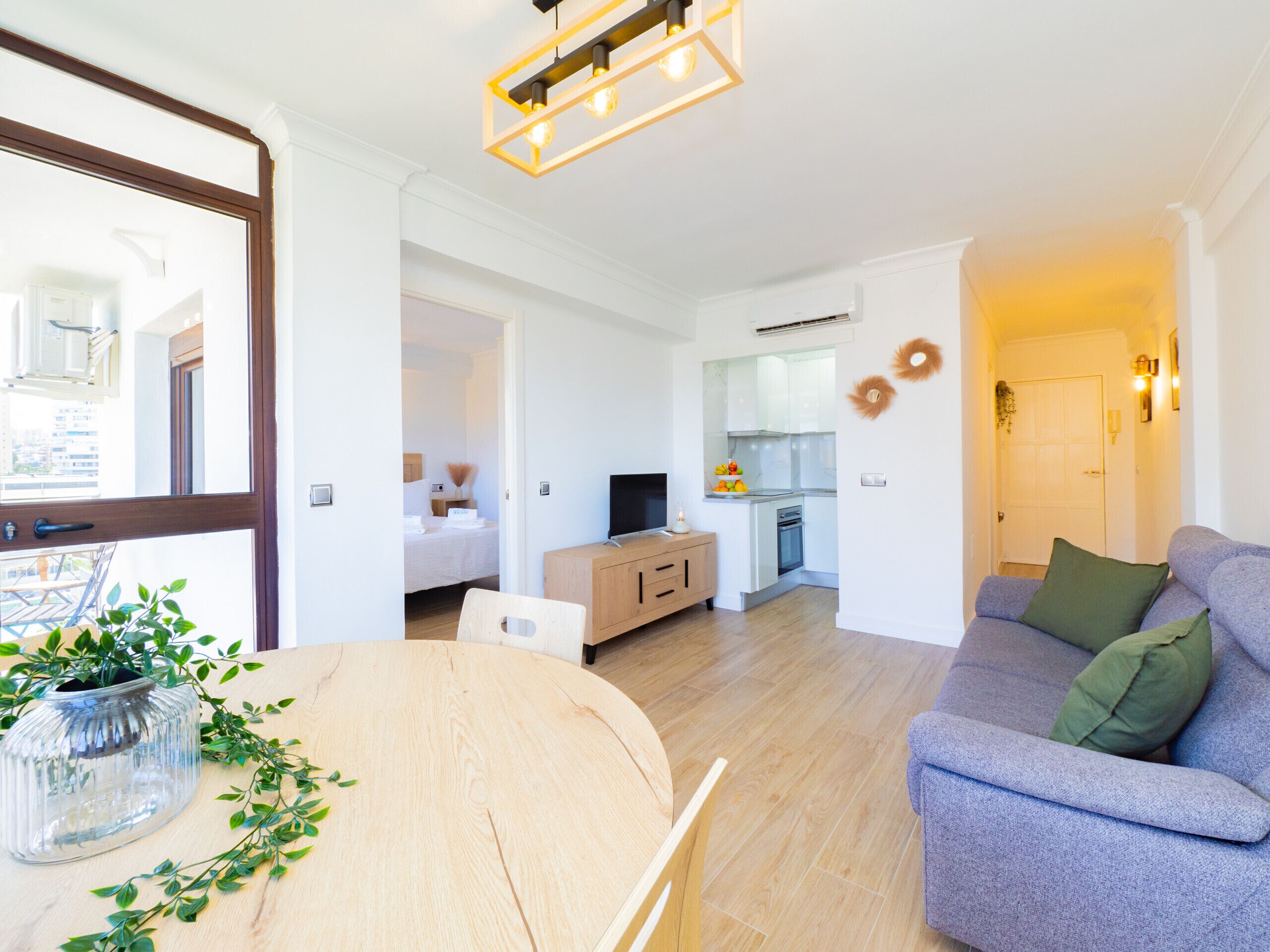 Eine moderne Wohnung mit Essbereich, Wohnzimmer und Küche.