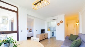 Un apartamento moderno con comedor, sala de estar y cocina.