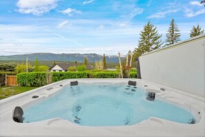 Outdoor spa tub - The Barracks | Hot Tub | Walk to Beach | Historic (Windermere)