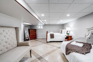 4 bedrooms, desk, iron/ironing board, free WiFi - The Stone House Farm Stay (Kingsville)